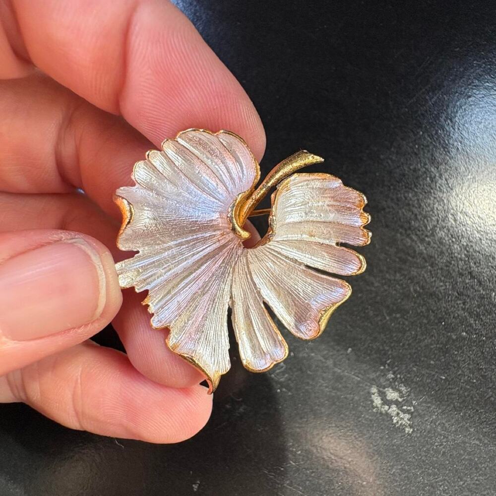 Vintage 70s/80s silver tone leaf brooch